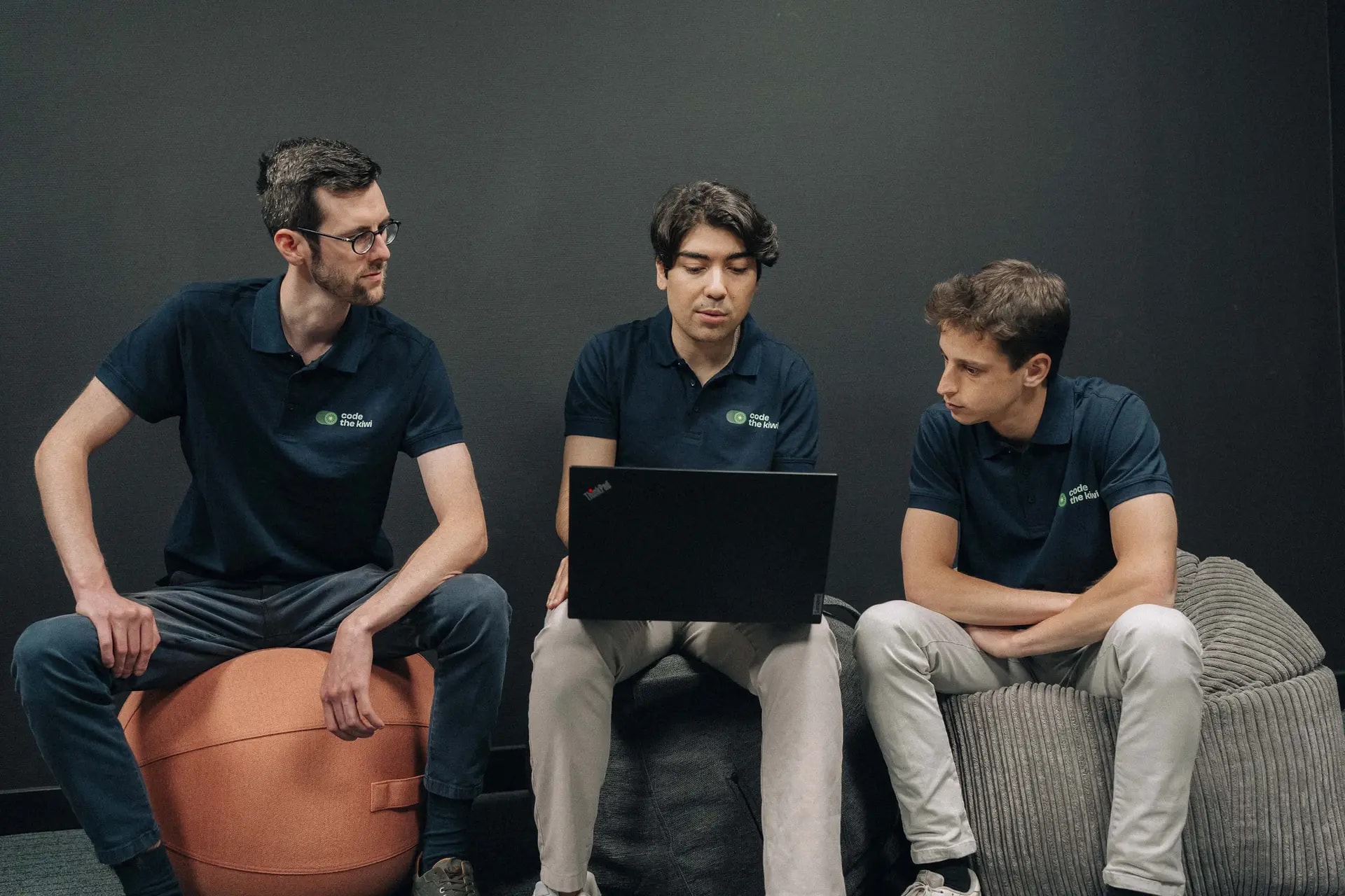 Het team van Code The Kiwi aan het werk